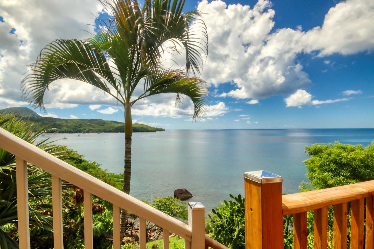 45 Location villa piscine Martinique Anses d Arlets_escalier vers la mer